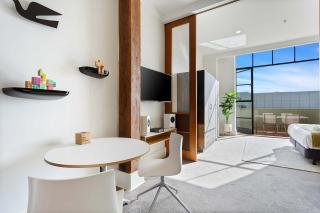 Lovely Bright Apt with Pool and Gym by Zodiak Stays - 2