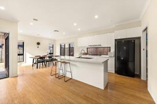 Entire Cozy 4-Bedroom Home with 2 Ensuites In Keysborough - 8