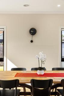 Entire Cozy 4-Bedroom Home with 2 Ensuites In Keysborough - 4