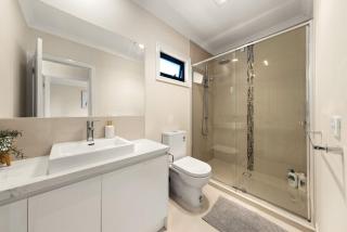 Entire Cozy 4-Bedroom Home with 2 Ensuites In Keysborough - 3