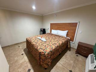 Colony Motel - 4