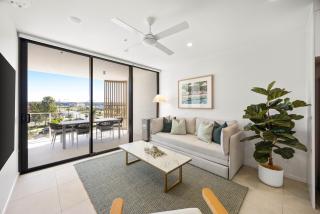 Poolside 2-Bed Apartment at Lake Kawana - 7