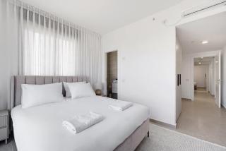Coastal 4BR Apt l Balcony & Mamad -Bldg Renovation - 8