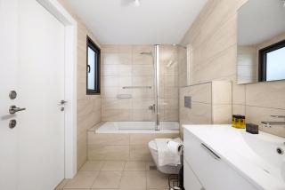 Coastal 4BR Apt l Balcony & Mamad -Bldg Renovation - 6