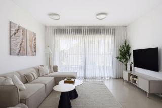 Coastal 4BR Apt l Balcony & Mamad -Bldg Renovation - 4