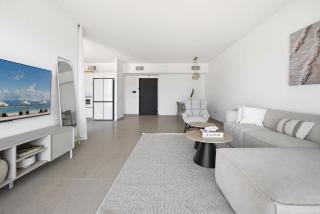 Coastal 4BR Apt l Balcony & Mamad -Bldg Renovation - 2