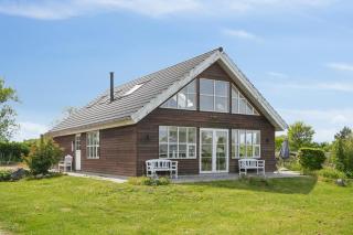 Scenic Holiday Home Close To The Water - 0