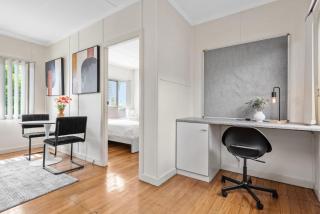 Stylish Apt with Parking, Wi-Fi & Study Desk - 3