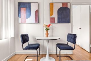 Stylish Apt with Parking, Wi-Fi & Study Desk - 4