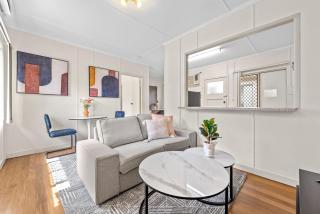Stylish Apt with Parking, Wi-Fi & Study Desk - 0