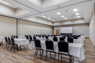 Comfort Suites Johnson Creek Conference Center - 8