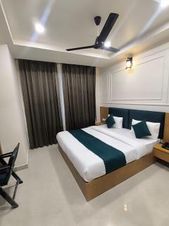 Hotel VIJAYVARDHAN INN - 8
