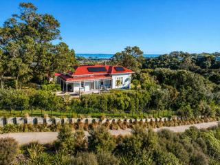 Crescent Villa - Stay Waiheke - 9