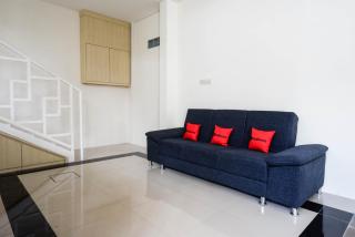 RedDoorz Plus near Pasar Gede Solo - 4