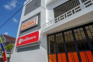 RedDoorz Plus near Pasar Gede Solo - 5
