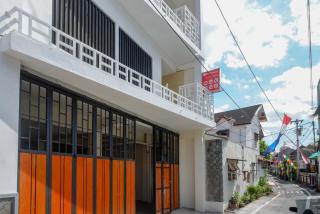RedDoorz Plus near Pasar Gede Solo - 9