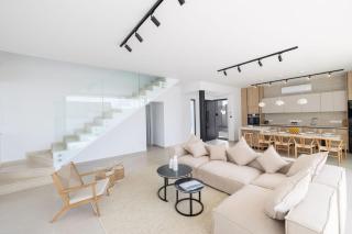 New 4 bedroom villa with pool, 100 Meters from the beach - 4