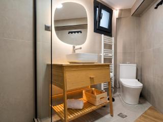 Martiou Urban Metro Loft w Private Entrance 2 min to Metro - 6