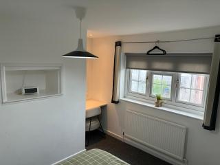 Large Double Room 5 Min Walk to Station and Docks - 8
