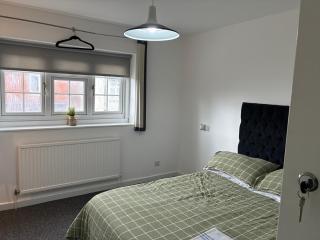Large Double Room 5 Min Walk to Station and Docks - 4