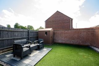 3 Bedroom Serviced Home with Ensuite and Work Desk Bilston - 5