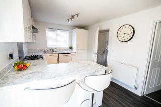 3 Bedroom Serviced Home with Ensuite and Work Desk Bilston - 6