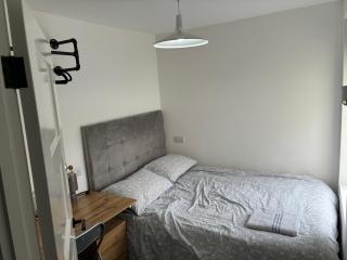 Modern Double Room 5 Min Walk to Station and Docks - 1