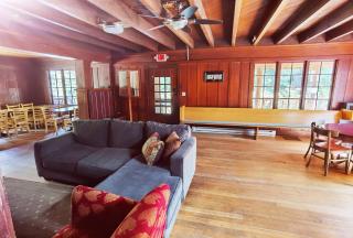 Large Lodge at Rainier Lodge (0.4 miles from entrance) - 9