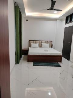 Hotel Raj - 8
