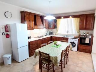 Joseph 2, Charming Retreat with park views and close to the airport - 8