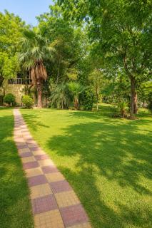 The Meadow House 2BR Farm with Pool & Lawns - 2