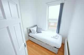 Upscale 3 BDR Modern Home in Anfield Liverpool - 6