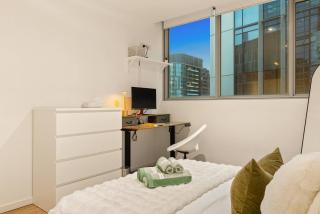 Cosy CBD Stay with City Views near Crown & Station - 8