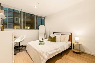 Cosy CBD Stay with City Views near Crown & Station - 7