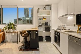 Cosy CBD Stay with City Views near Crown & Station - 4
