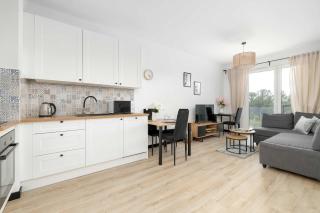 Modern Apartment with a Balcony A Place to Work by Noclegi Renters - 2