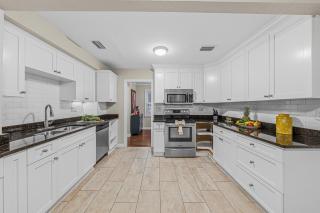 4BR4BA Tampa Retreat Game Room & Patio - 1