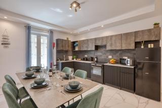 Urban Haven - Stylish 2BR Apartment with Lift & Balconies - 8