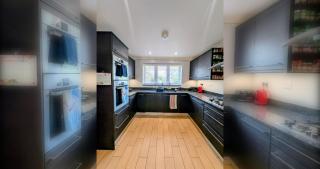 Stylish 5BDR Retreat with Parking and Fast WiFi - 8