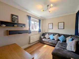 Stylish 5BDR Retreat with Parking and Fast WiFi - 9