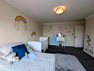 Stylish 5BDR Retreat with Parking and Fast WiFi - 6