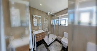 Stylish 5BDR Retreat with Parking and Fast WiFi - 2