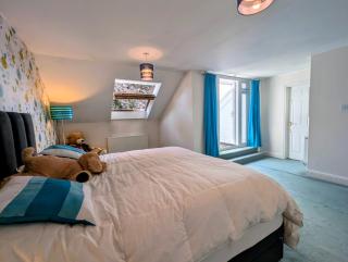 Stylish 5BDR Retreat with Parking and Fast WiFi - 3