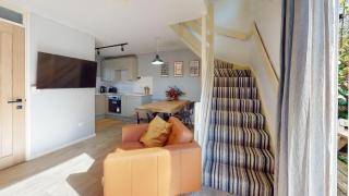 19 Strawberry Hill, Tolroy Manor - 4