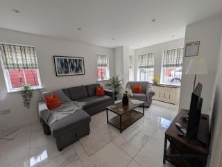 2BR House with Free Parking located in central Manchester - 0