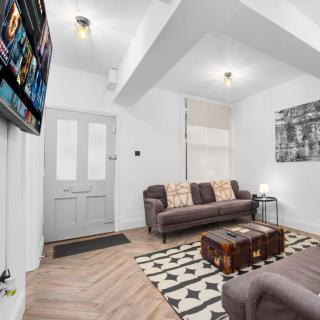 Modern 3 Bed Townhouse - Wolverhampton Centre - Gated Development - Bedroom TV 1CO - 0