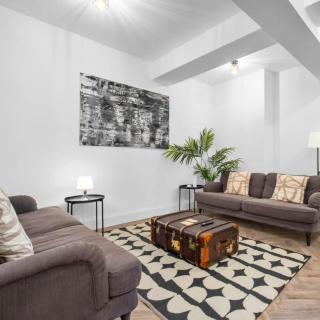 Modern 3 Bed Townhouse - Wolverhampton Centre - Gated Development - Bedroom TV 1CO - 6