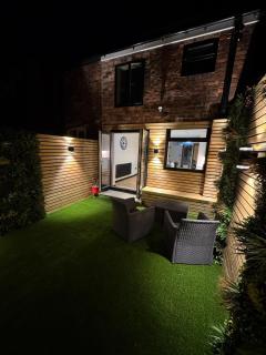 Luxury 3 Bed Boutique Home with 3 Ensuite Bedrooms - 6