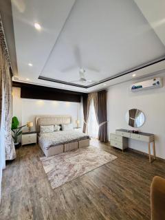 3BHK 1Kanal Luxury Villa, Jaccuzi, Kitchen, Garden in DHA Phase 4 Lahore - 2