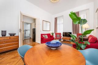 Central 2-bedroom with quiet courtyard view - 8
